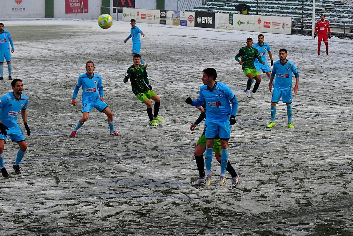 Un lance del encuentro en el Municipal Luis Ramos.