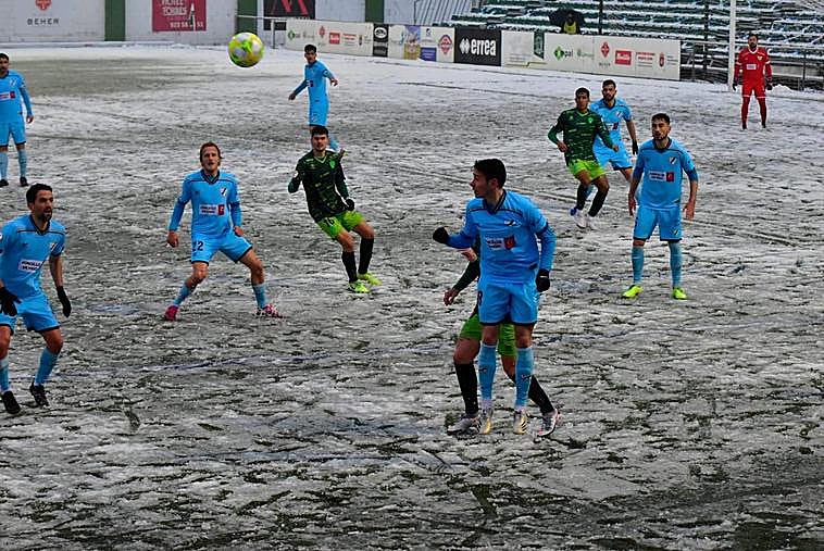 Un lance del encuentro en el Municipal Luis Ramos.