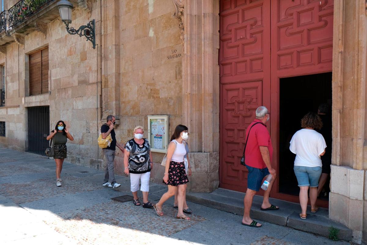 Imagen de la entrada a la iglesia de San Sebastián, situada en la Plaza Anaya.