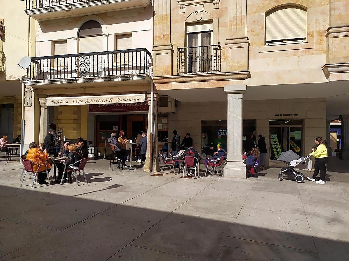 Las terrazas de la Plaza Mayor de Guijuelo estuvieron animadas este sábado.