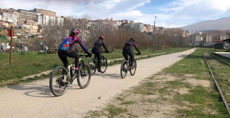 Imagen de varias aficionadas al ciclismo por el Camino Natural en Béjar.