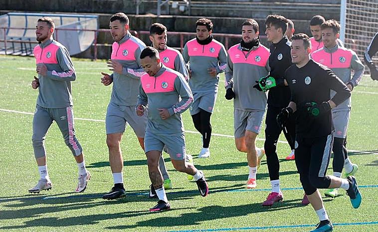 Juancho López, en primer término, durante el entrenamiento de este lunes.