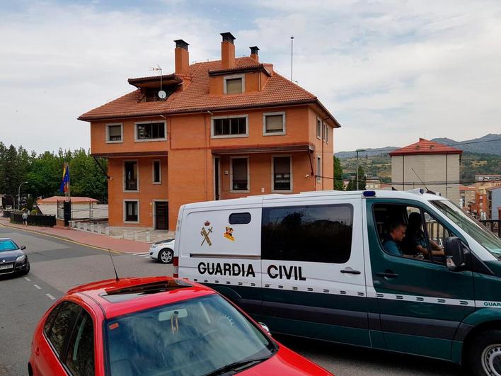 Momento del traslado a prisión de F.S.M. tras su declaración en el Juzgado de Guardia de Béjar.