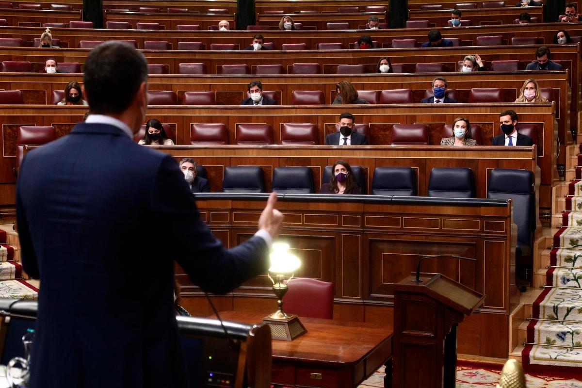 Pedro Sánchez se dirige a Pablo Casado en el Congreso
