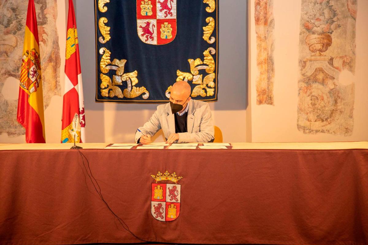 Lorenzo Lasa, secretario general de FEUSO Castilla y León, durante la firma de un acuerdo para la calidad de la enseñanza