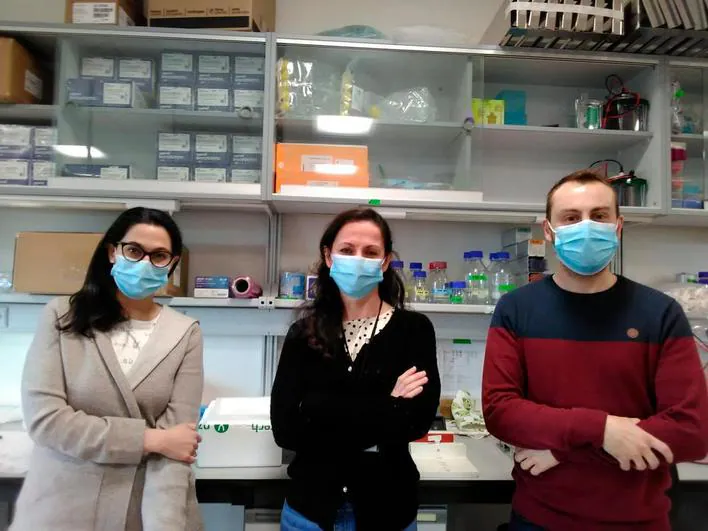 María Paz Nombela, Sandra Blanco y Borja Miguel López en el laboratorio.