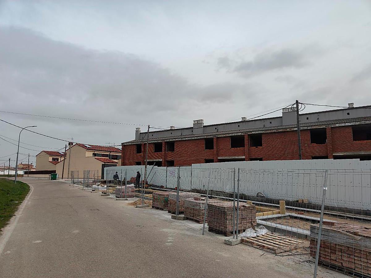 Antiguas viviendas abandonadas desde 2007 junto a la nueva promoción ya vendida.