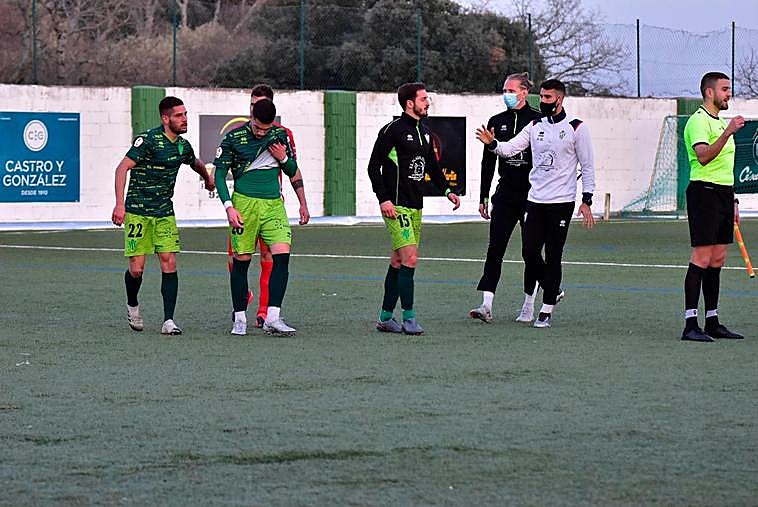 Los jugadores del CD Guijuelo abatidos tras caer ante el Zamora.