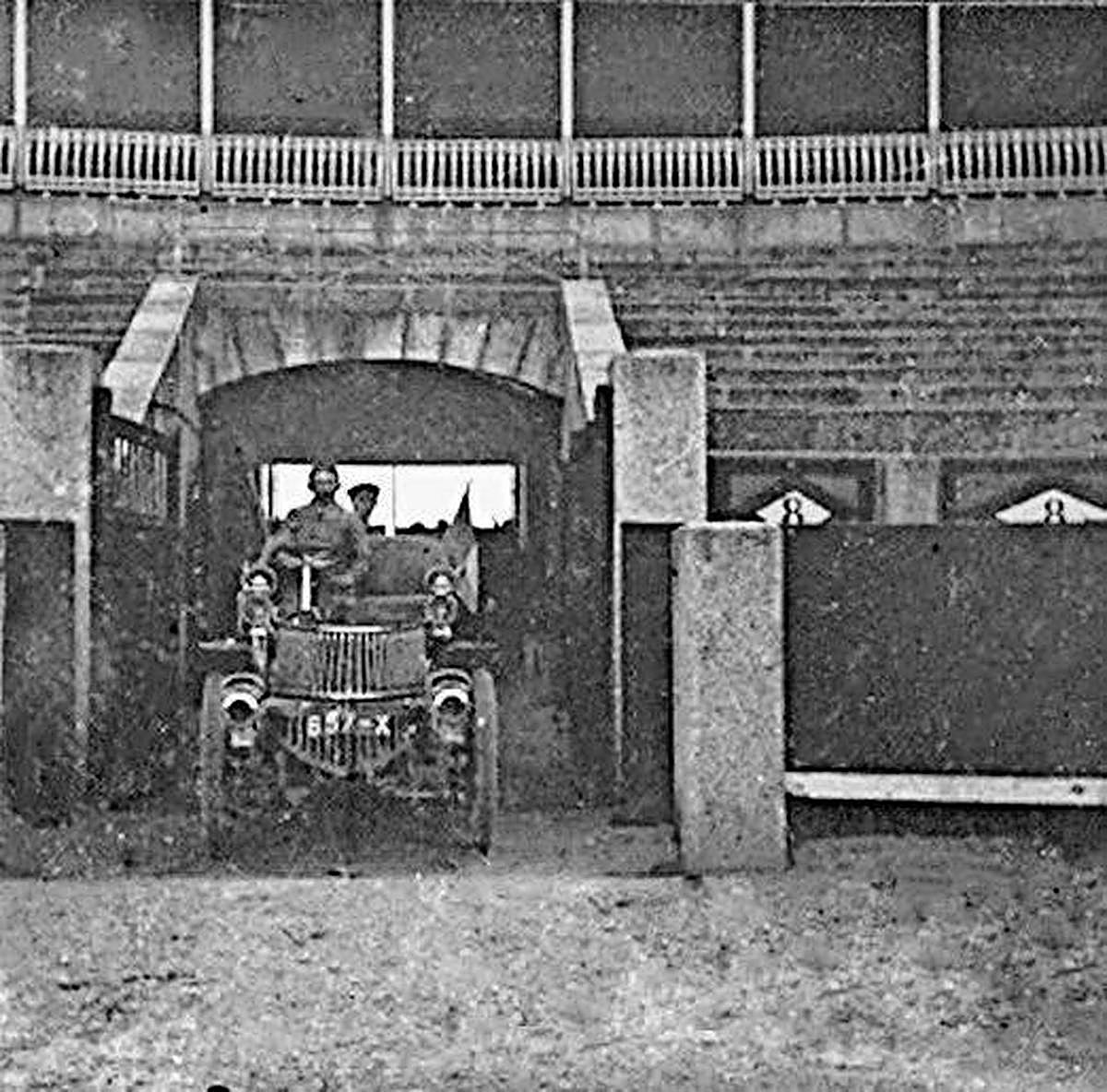 Otro de los vehículos entrando en la plaza de toros.