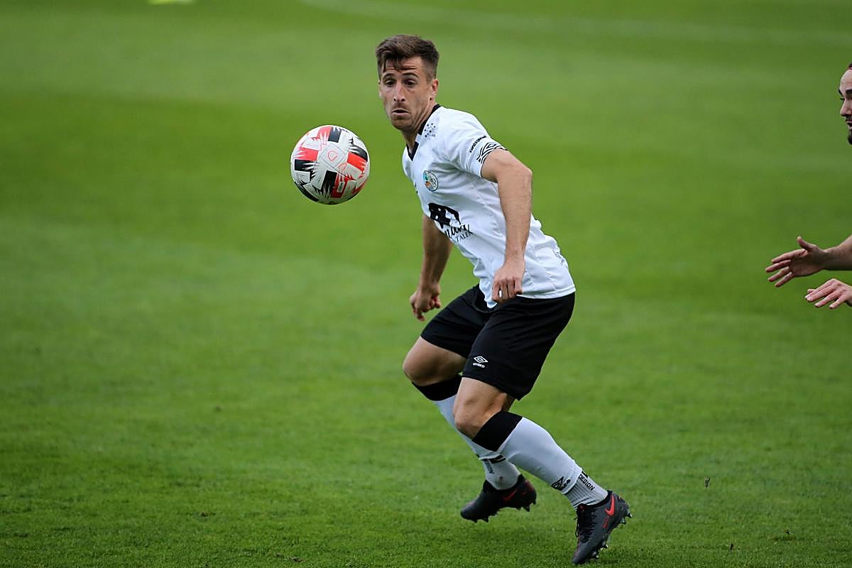 Fer Llorente trata de controlar un balón en un choque en el estadio Helmántico.