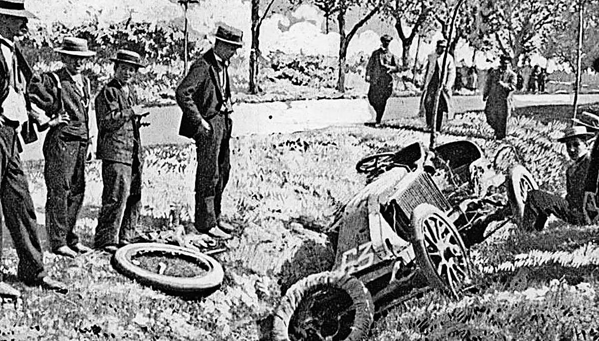 El accidentado vehículo de Marcel Renault, que perdió la vida tras un accidente cerca de Poitiers.