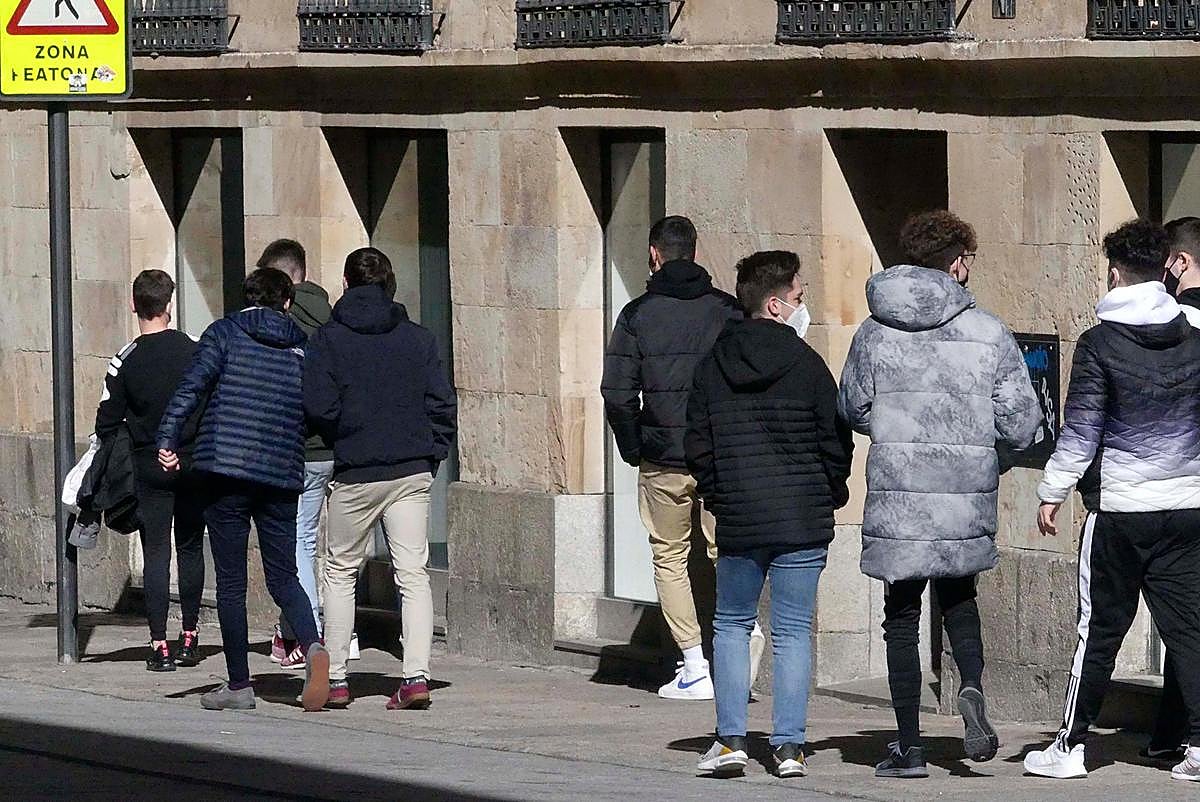 Un grupo de adolescentes durante un recreo.