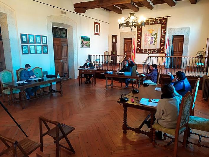 Momento de una de las votaciones que tuvieron en el pleno celebrado.