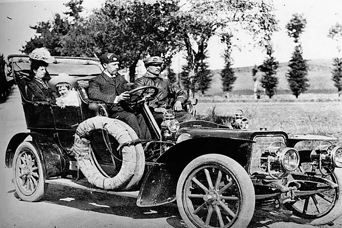 Una familia salmantina pasea en su Panhard Levassor. Conduce el señor y a su izquierda viaja el técnico.