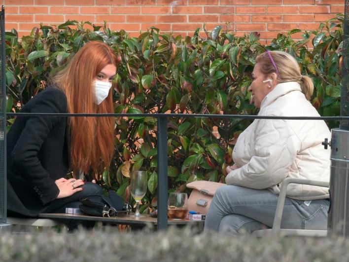 Carmen Borrego se reúne con su sobrina Alejandra en una cafetería, en Madrid.