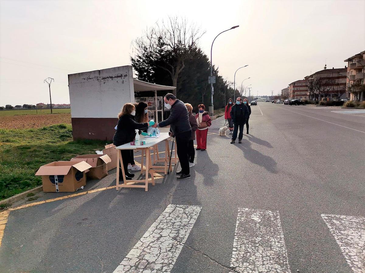 Reparto de material sanitario en la parada de autobús de El Encinar.