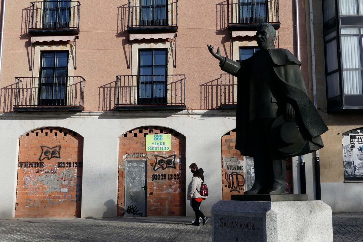 La estatua dedicada a Farina, de Agustín Casillas, en la Vaguada de la Palma.