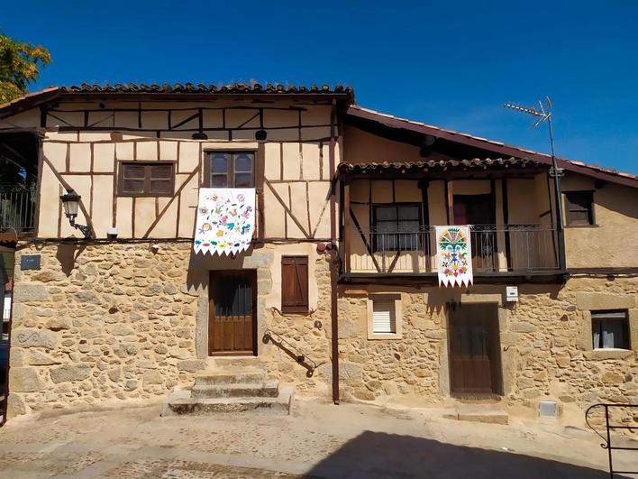 La promoción del bordado serrano ha hecho posible que cada vez más balcones de San Esteban luzcan sus estandartes serranos con motivo de las fiestas.