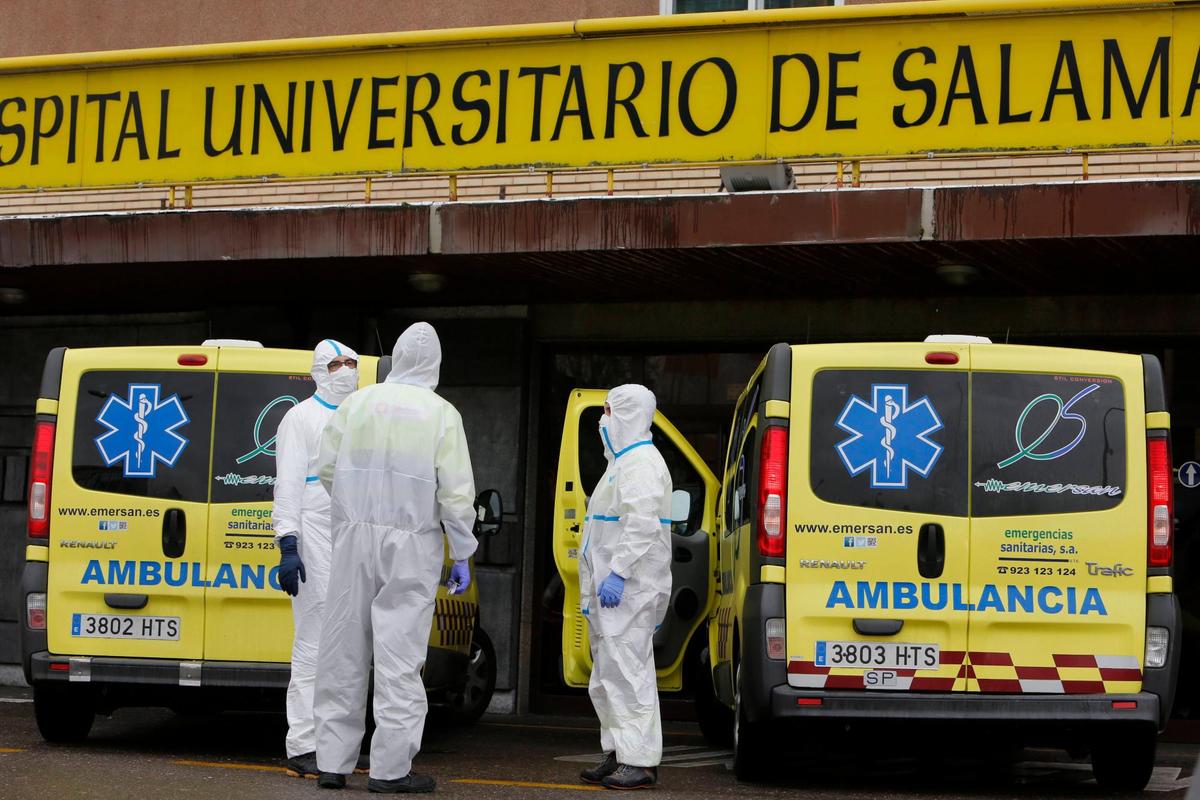 Sanitarios de ambulancias a las puertas del Clínico en abril de 2020.