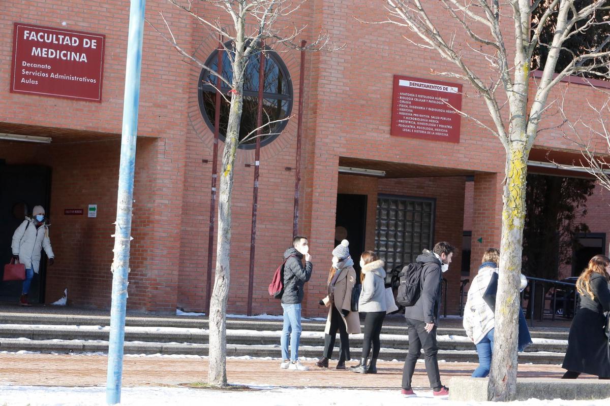 Exterior de la Facultad de Medicina.