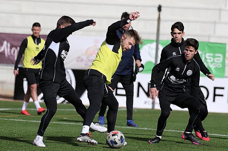 Mandi Sosa protege un balón con el cuerpo durante un entrenamiento en el Reina Sofía.