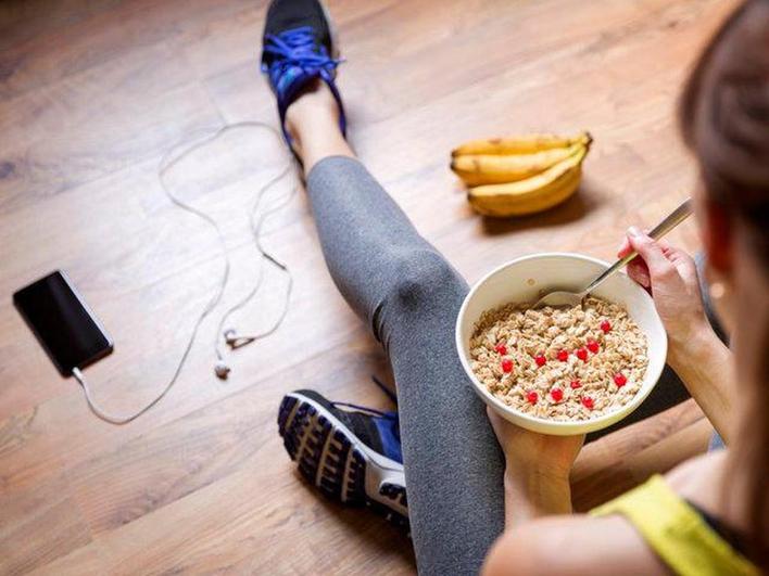 Una joven tomando cereales.