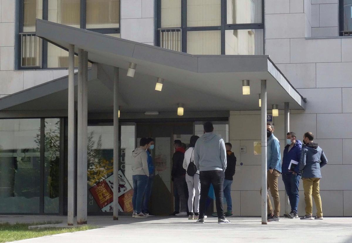 Policías esperando su turno en la puerta del ambulatorio. | GUZÓN