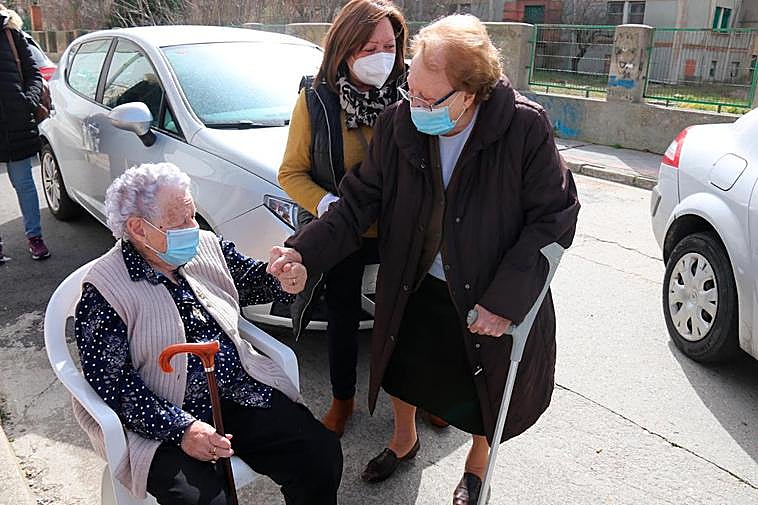 Momento en el que Emilia y María volvieron a verse momentos antes de ser vacunadas.