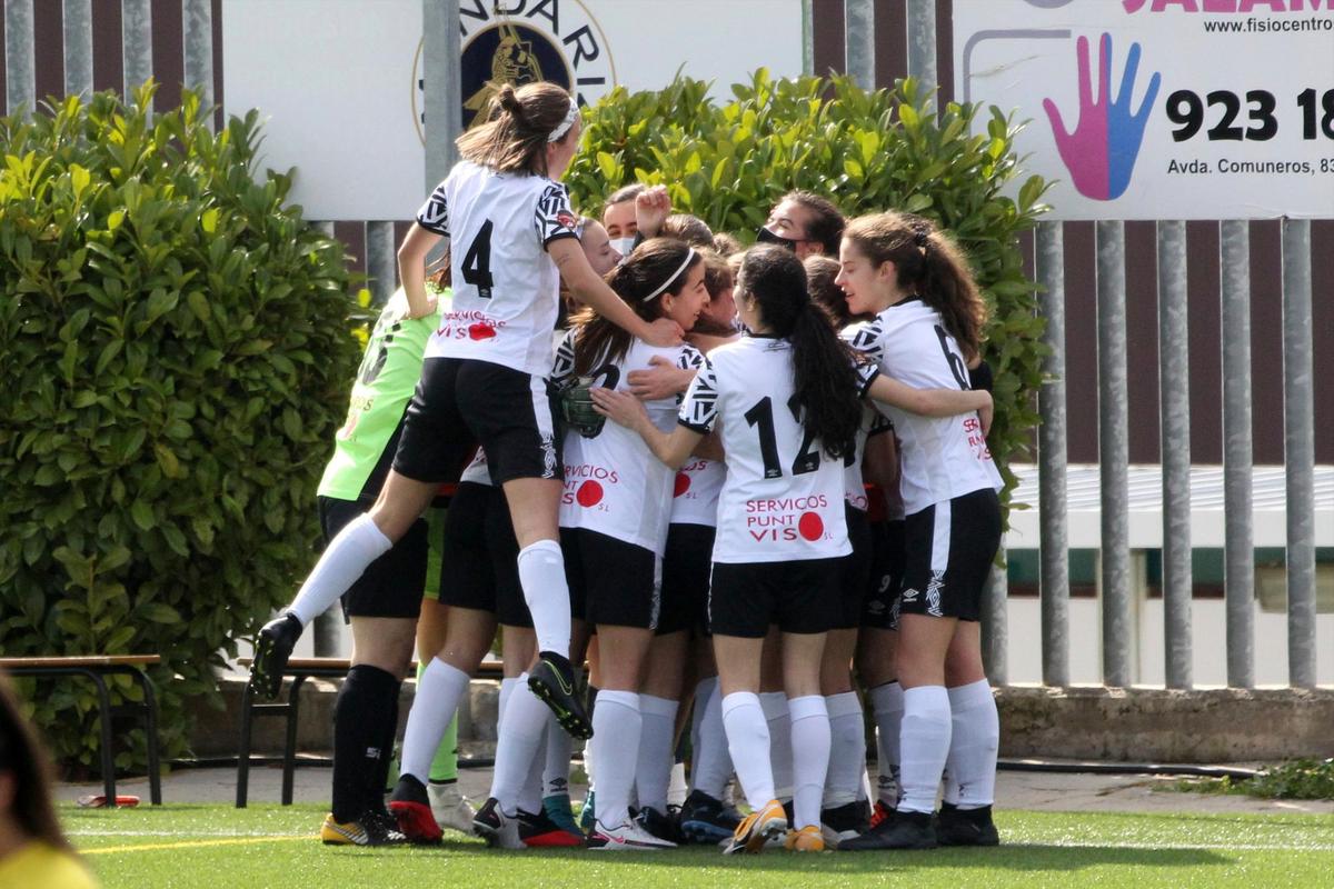 Las jugadoras del Salamanca UDS Femenino celebran uno de los tantos del partido.