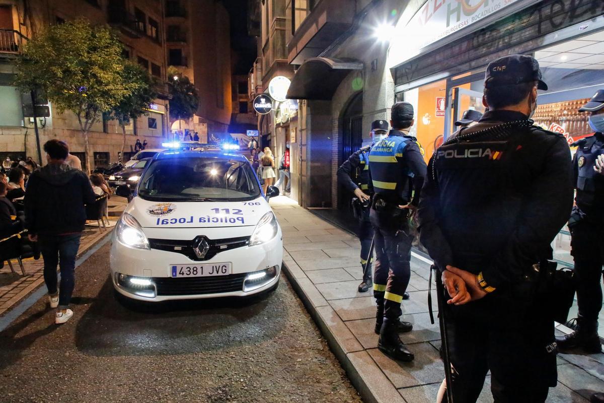 La Policía local y nacional, en labores de vigilancia en el centro de Salamanca