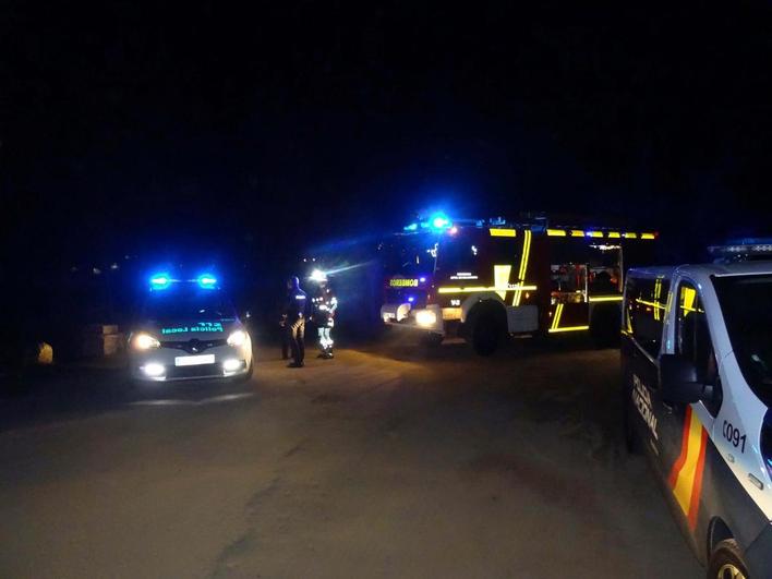 Bomberos, Policía Local y Policía Nacional en el lugar donde se produjo el incendio.