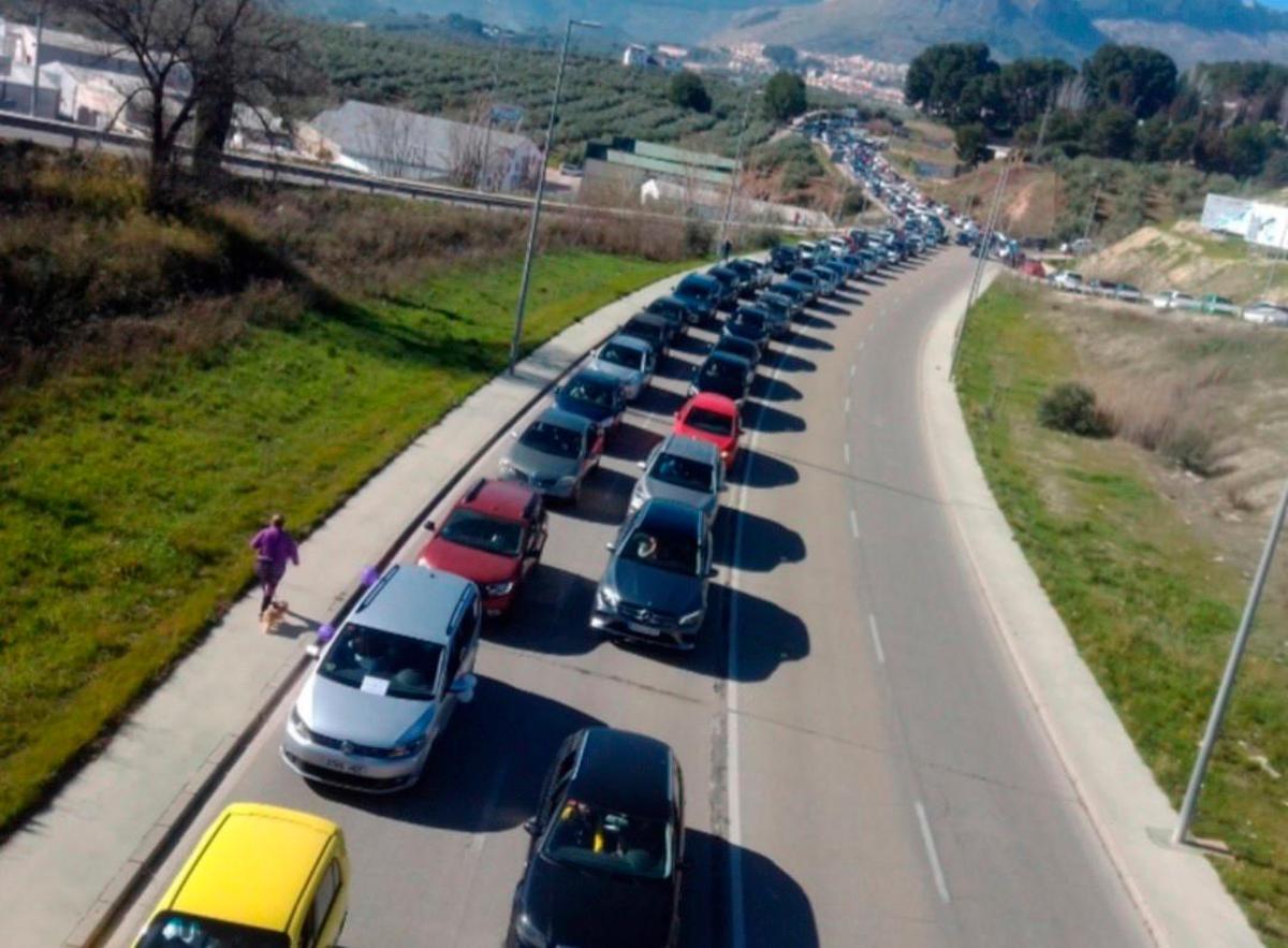 Una enorme caravana de coches quiere bloquear Despe aperros como