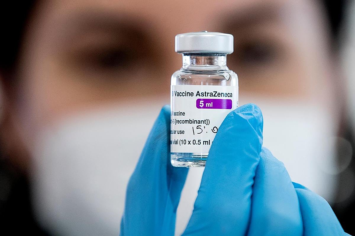 Un sanitario muestra un vial de la vacuna de AstraZeneca
