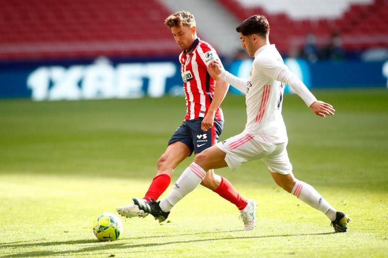 Llorente y Asensio pugnan por hacerse con el balón.