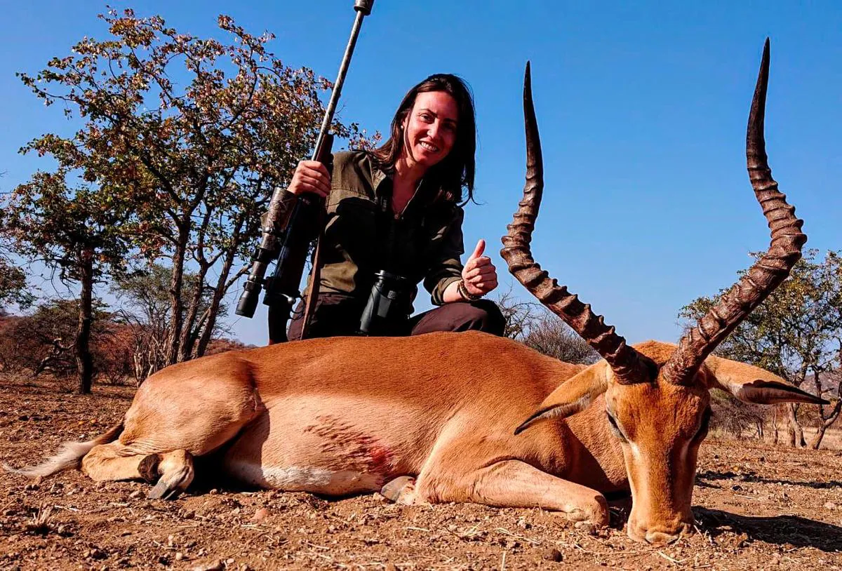 La vicepresidenta de la delegación de caza de Salamanca, Lorena G. Vizcaíno, con un impala en su viaje a Sudáfrica.