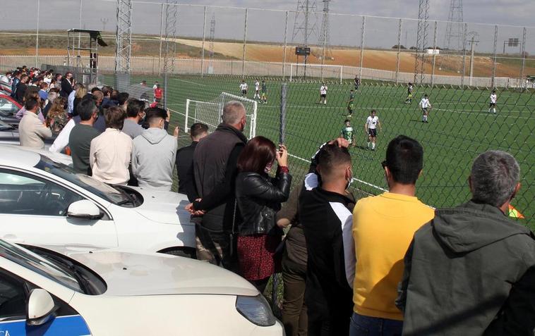 Los aficionados agolpados frente a la valla.