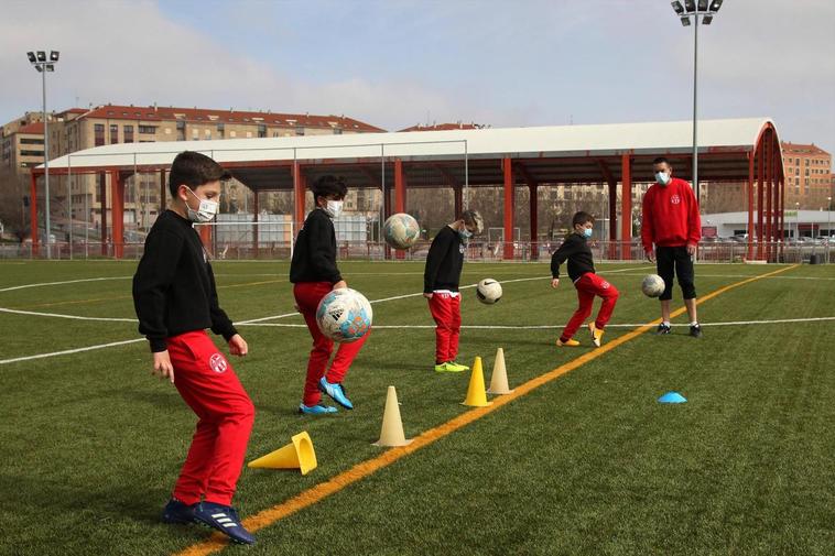 Un grupo de niños entrena en los campos de La Salud