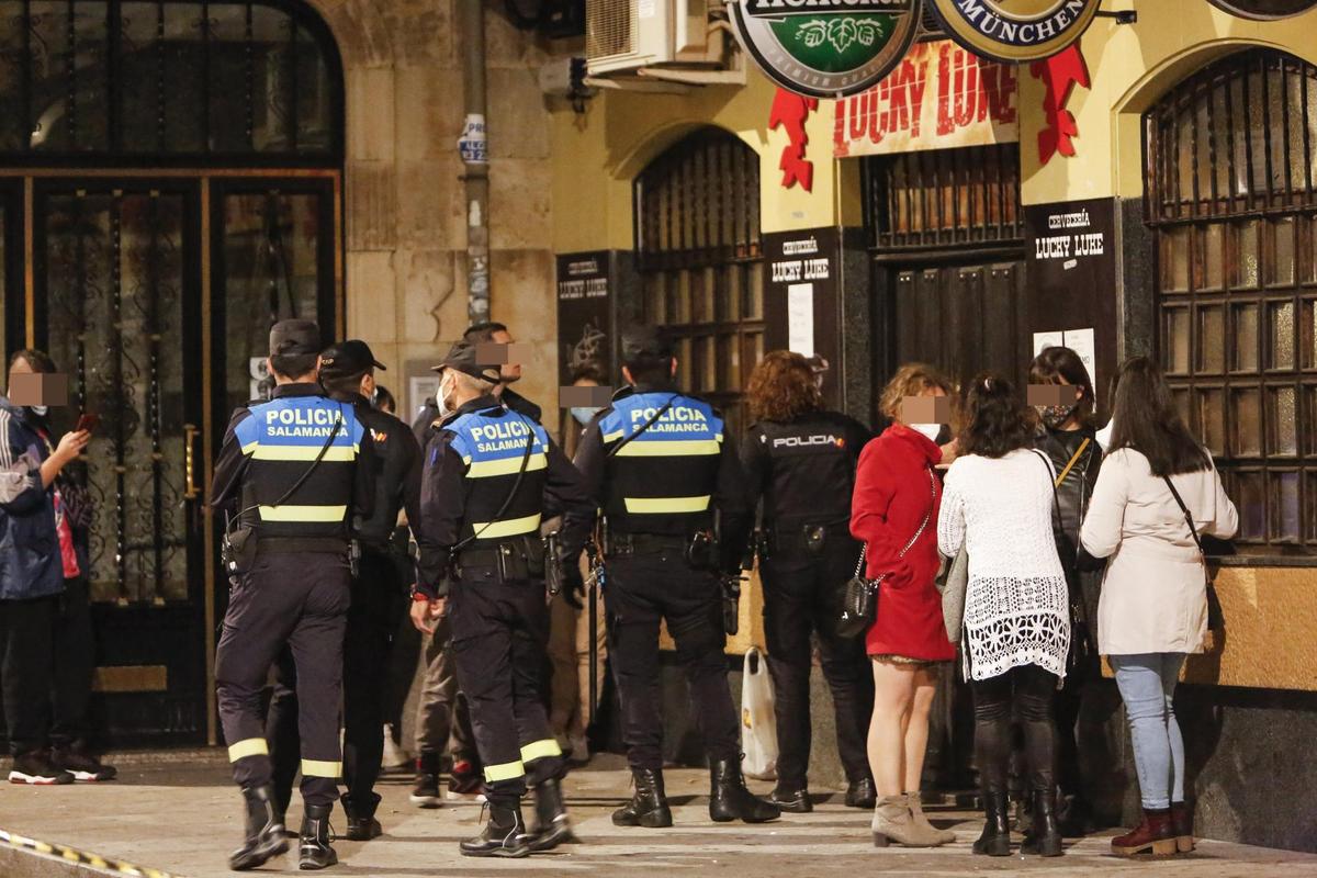 Agentes de la Policía Local y Nacional en labores de vigilancia del ocio nocturno.