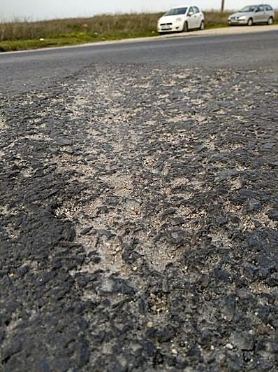 Estado del pavimento en el tramo que discurre junto a la plaza de toros.