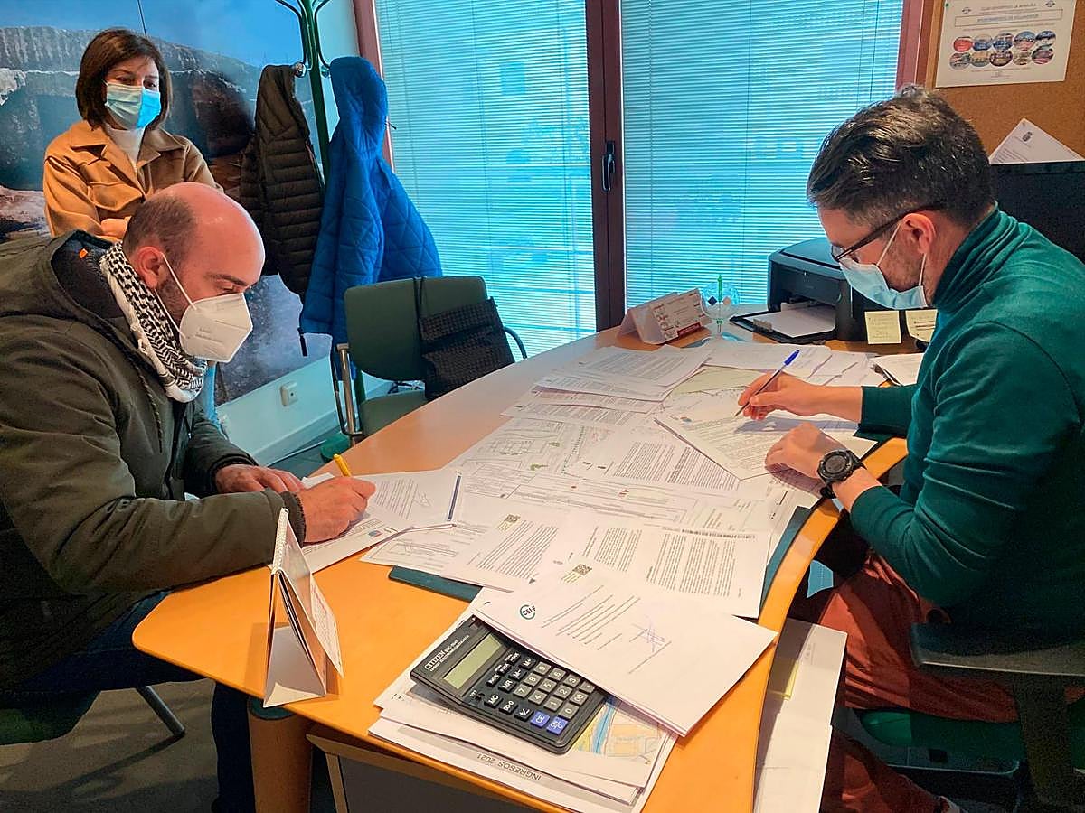 La firma del convenio que pone en funcionamiento el ‘bonotaxi’.