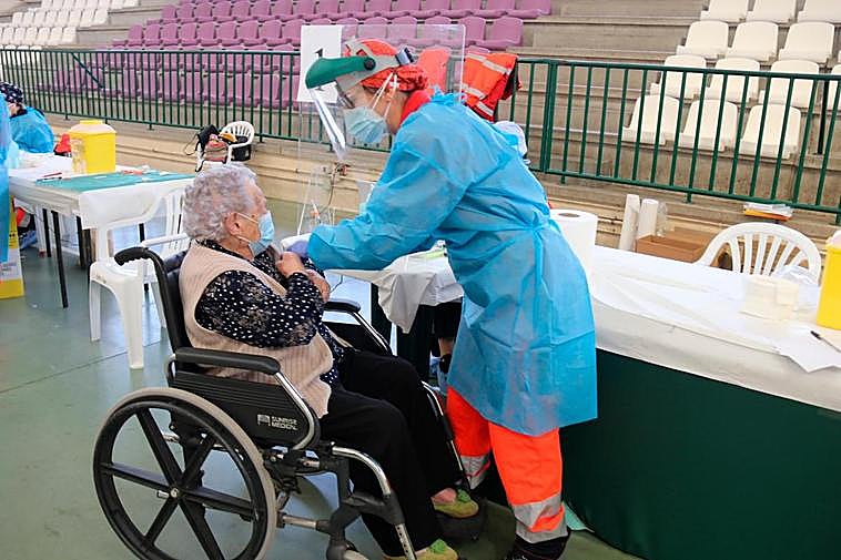 Una persona vacunándose.