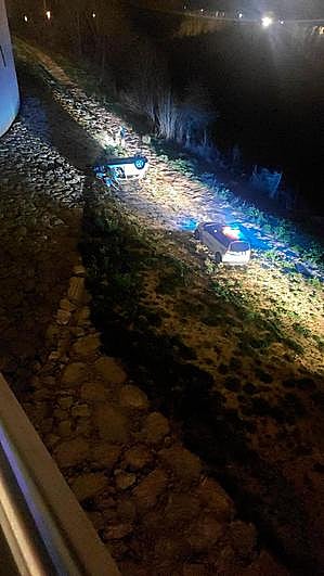 El coche cayó desde una altura de 15 metros