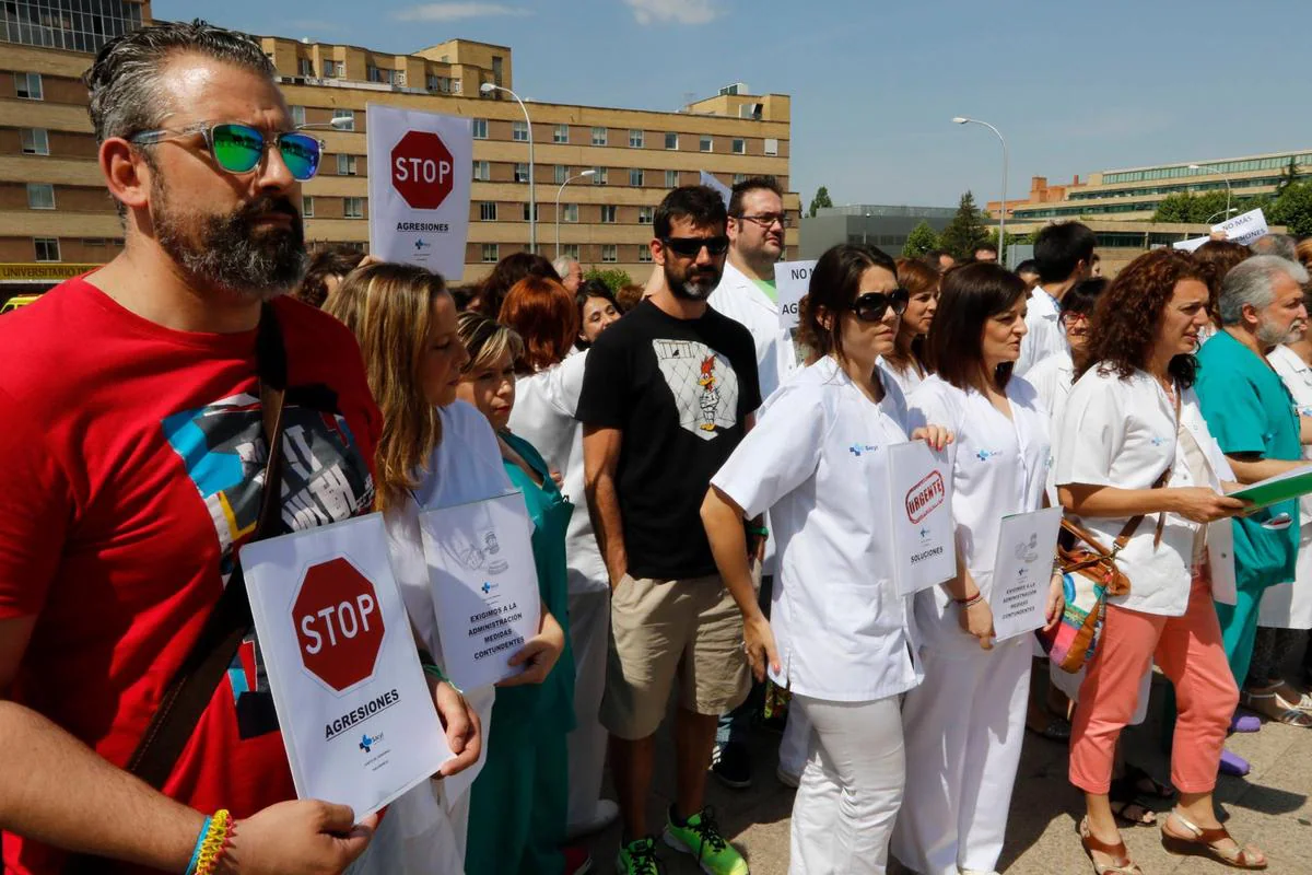 Concentración contra las agresiones a sanitarios frente al hospital de Salamanca.