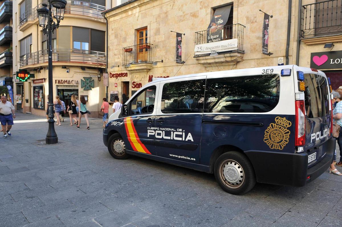 Un furgón de la Policía Nacional en la calle Zamora.