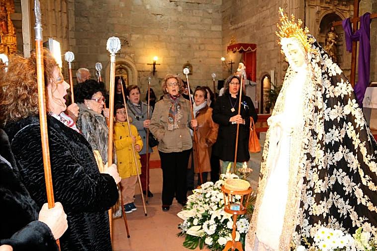 Canto de la salve a la Virgen de la Soledad en su fiesta antes de la pandemia de la covid.
