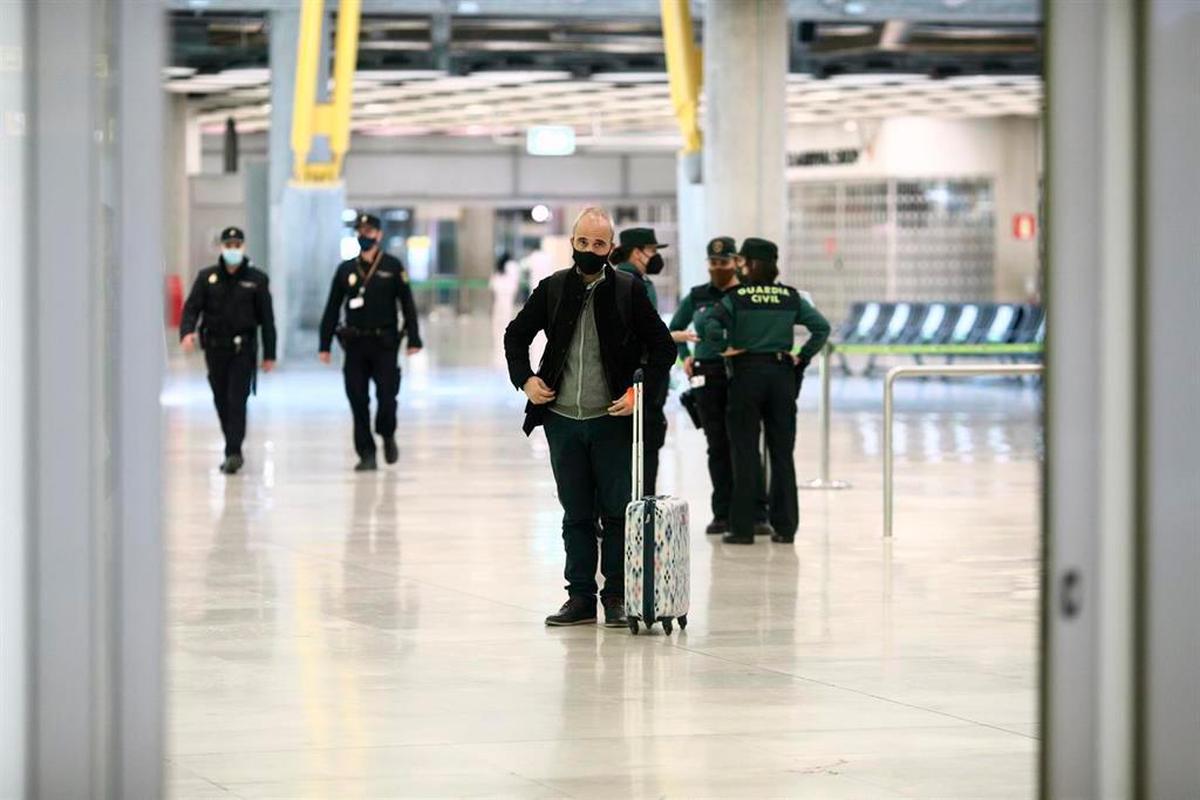 Un pasajero en la T4 del Aeropuerto de Madrid-Barajas Adolfo Suárez.