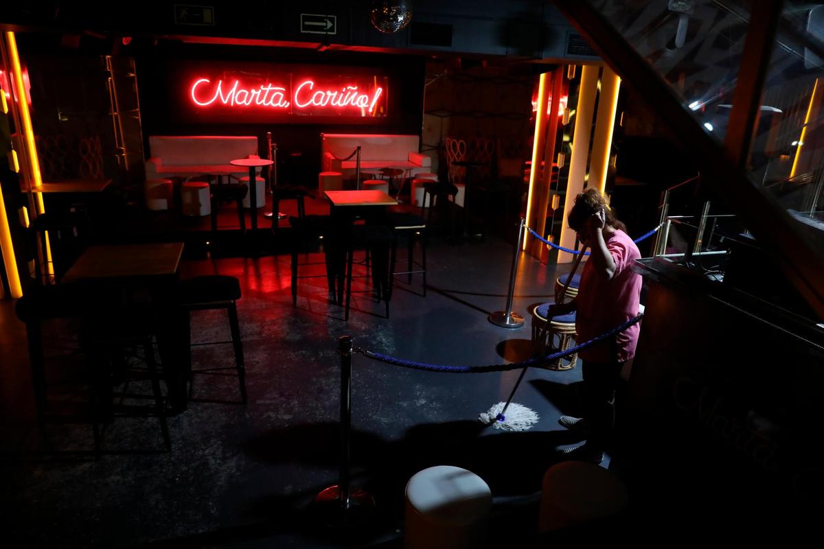 Una trabajadora limpia el suelo del Restaurante Marta, Cariño!, en Madrid (España).