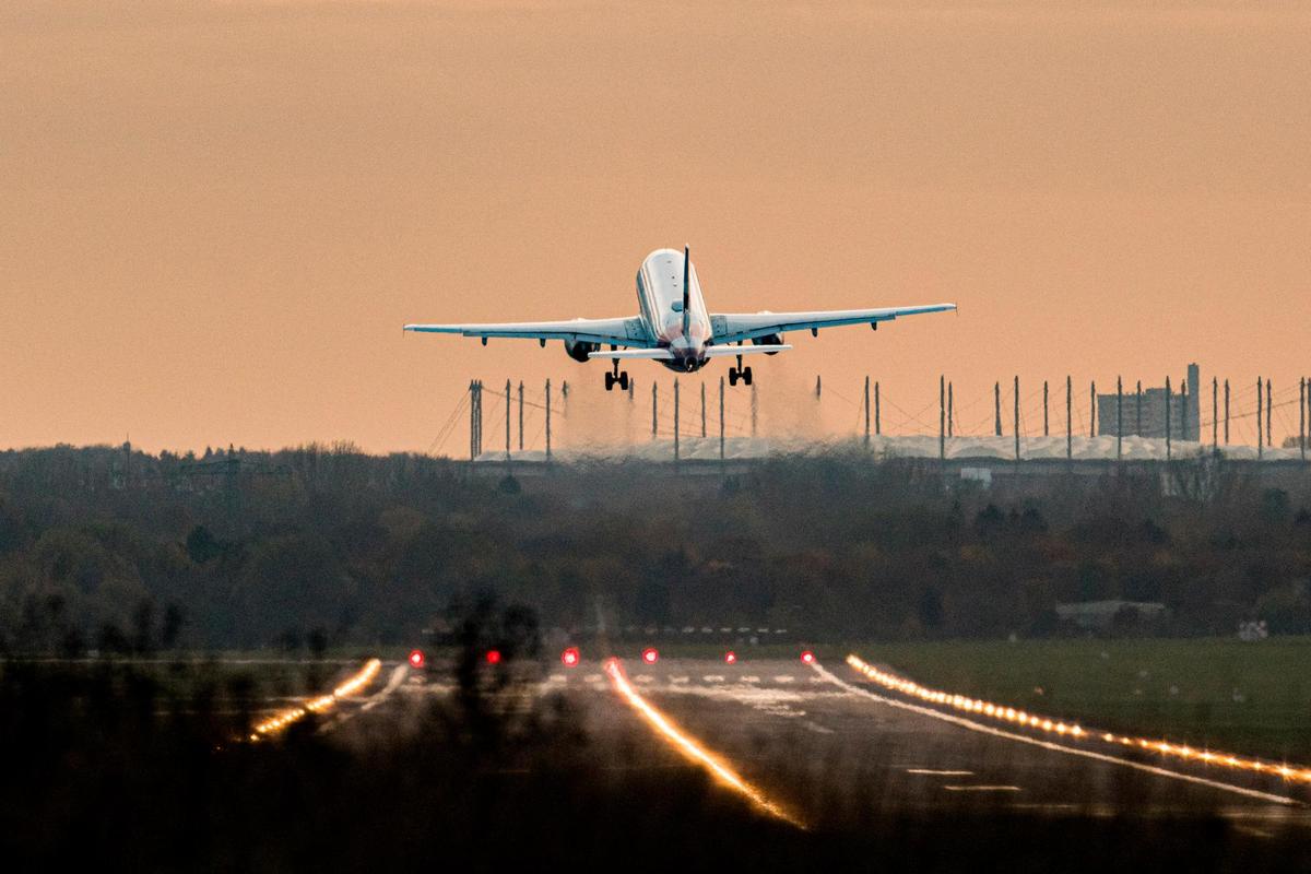 Un avión de Eurowings en Hamburgo.