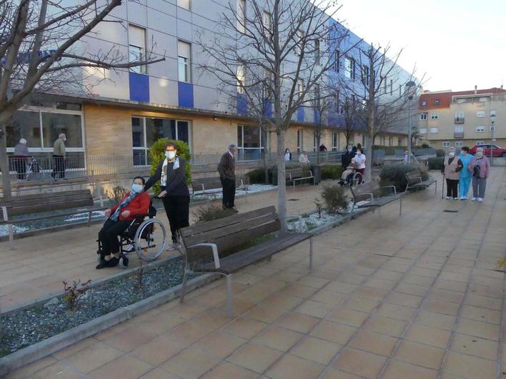 Los mayores de la residencia Fidalgo Morales dando un paseo en el exterior del centro.