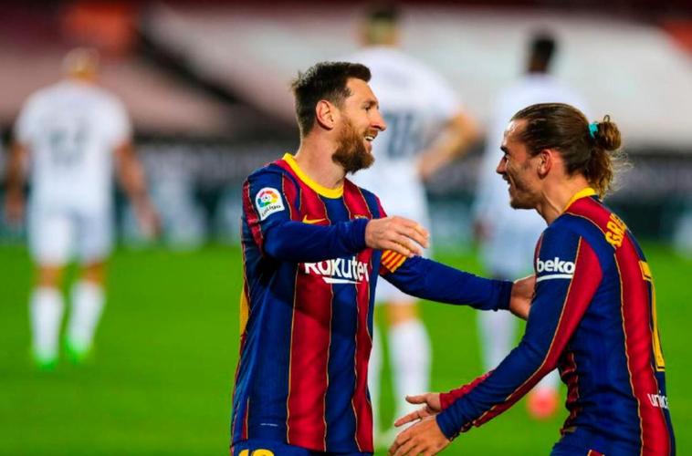 El Barcelona golea al Huesca (4-1) y encuentra el rastro del líder